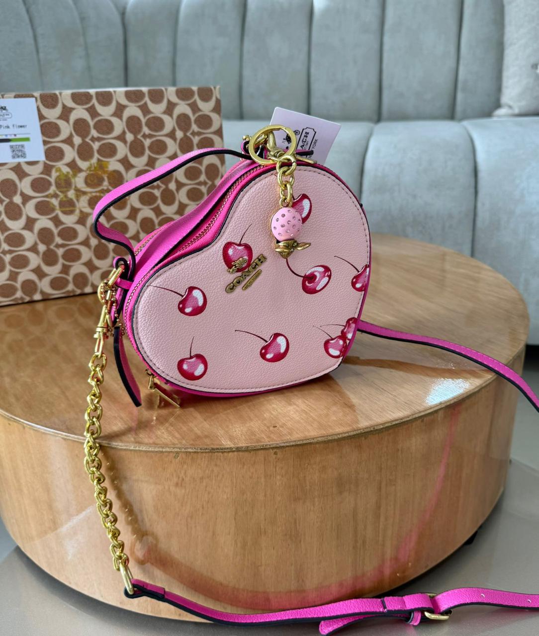Coach corazón rosa